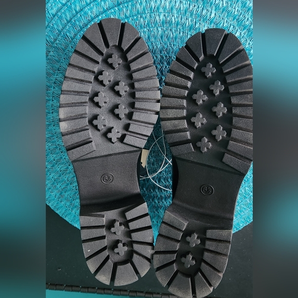 Universal Thread Black 2 1/2" Maisy heel loafers. NWT - Picture 6 of 9